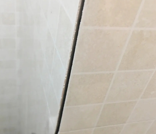 南湖瓷砖空鼓维修公司分享阳台瓷砖脱落的修复过程可以分为以下几个步骤