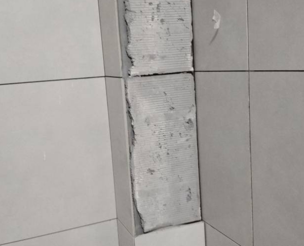 南湖瓷砖空鼓维修公司分享下瓷砖施工前基层浇水润湿程度不足，可能导致以下问题